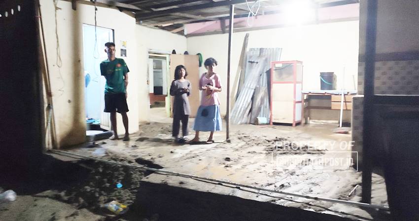 Salah satu rumah warga yang di terjang air bah di Kelurahan Leato Utara, Kecamatan Dumbo Raya, Selasa (4/3). (F. Natha/ Gorontalo Post)