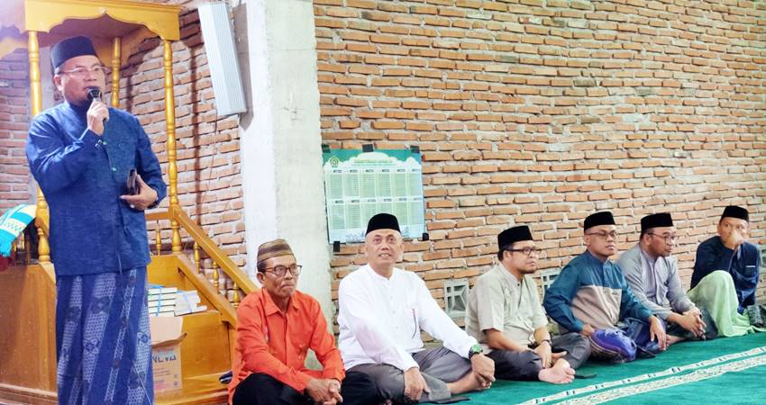 AJAK BERINFAQ - Kepala Kantor Kementerian Agama Bone Bolango, Sabara Karim Ngou saat menyampaikan ceramah jelang buka puasa di Masjid Al Ikhlas, Desa Bunuo, Kecamatan Bulango Utara, Selasa (18/3). (foto : istimewa)