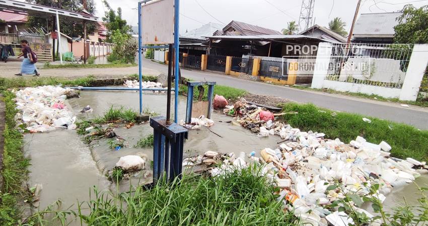 Sampah plastik dan sampah organik bertumpuk di saluran irigasi di Jalan Makassar, Kelurahan Dulalomo, Kecamatan Kota Tengah, Kota Gorontal, Selasa (11/3). (F. Natha/ Gorontalo Post)