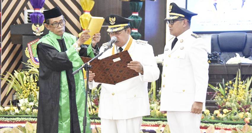 Wali Kota Gorontalo, Adhan Dambea dan Wakil Wali Kota Gorontalo, Ryan F. Kono ketikan diambil sumpah jabatan, Senin (3/3/2025). (Foto: Prokopim)