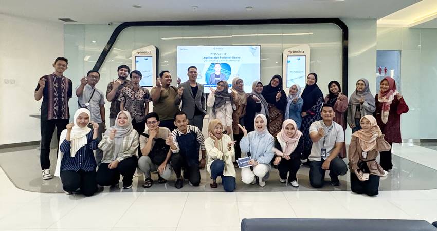 NAIK KELAS : Pelaku UKM di Kota Makassar mendapat pelatihan legalitas perizinan usaha yang digelar Telkom Indonesia, berlangsung di Business Solution Space, Kantor Telkom Regional 5, Makassar. (foto : dok / telkom regional 5)