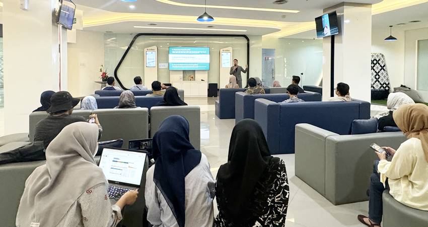 Peserta serius mengikuti pelatihan legalitas dan perizinan usaha di Business Solution Space, Kantor Telkom Regional 5, Makassar. (foto : dok / telkom tegional 5)