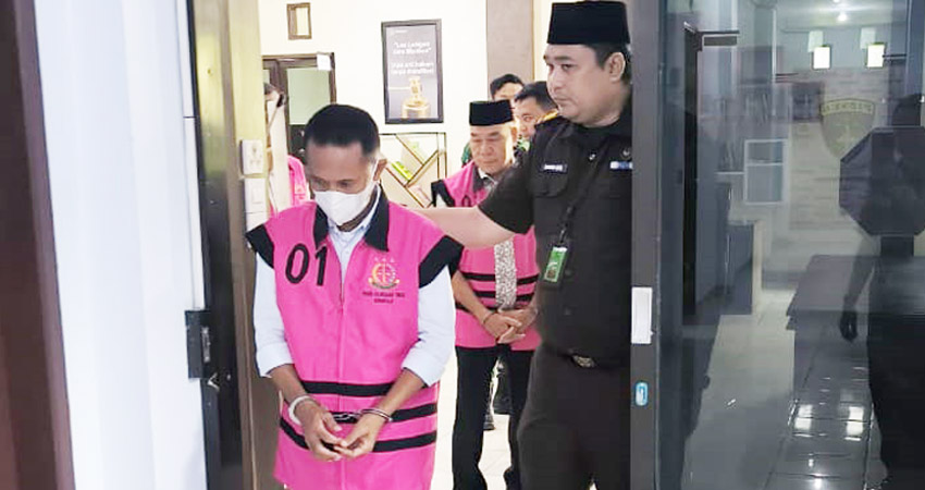 Para tersangka dugaan korupsi proyek kanal Tanggidaa saat menjalani proses tahap dua atau penyerahan tersangka dan barang bukti dari jaksa penyidik ke JPU, di Kejati Gorontalo Senin (24/3/2024). (Foto: Istimewa).