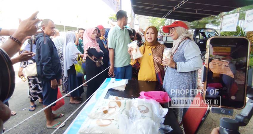 Wagub Idah Syahidah Rusli Habibie ikut berjualan gula pasir di stan milik PT Pabrik Gula Gorontalo saat menggelar pasar murah di halaman kantor Kejati Gorontalo, Minggu (16/3/2025). (Foto: Roy/Gorontalo Post).