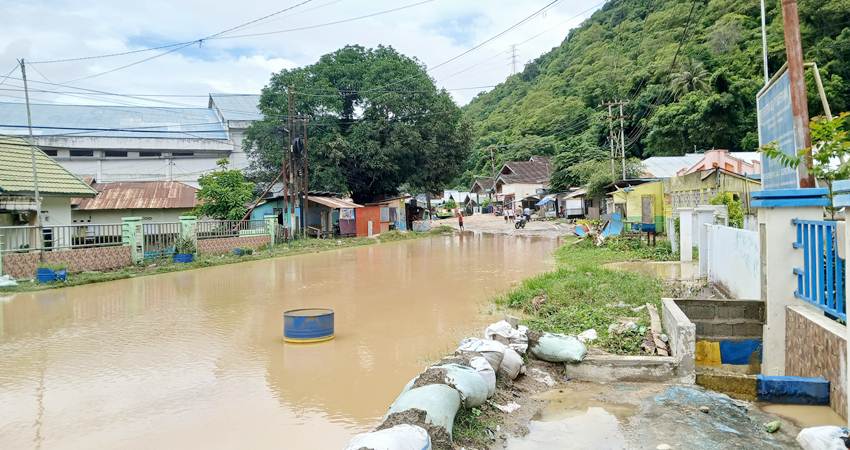 BUTUH PENANGANAN : Kondisi banjir bandang di Kelurahan Talumolo, Kecamatan Dumbo Raya, Kota Gorontalo, Senin (17/3). (foto : sintia kadir / mg / gorontalo post)