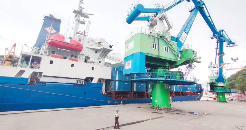 Aktivitas bongkar muat barang di Pelabuhan Gorontalo. (foto : dok/infopublik)