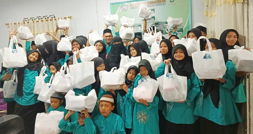 Anak-anak yatim piatu saat menerima paket bingkisan Ramadan berupa mukena dll amanah donatur Al Yasiir Gorontalo Jumat (7/3/2025). (Foto: Roy/Gorontalo Post).