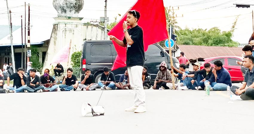 Puluhan mahasiswa yang tergabung dalam Aliansi cipayung plus Gorontalo menggelar aksi demonstrasi di simpang lima Telaga, Jumat(28/02). (F. Lius Kaaba/ Magang Gorontalo Post)