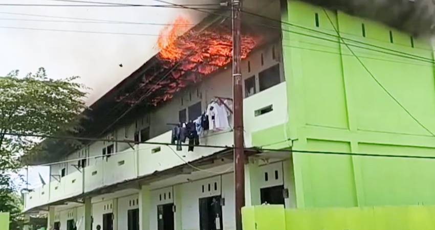 Kebakaran kos-kosan di Jalan Muh. Van Gobel, Desa Ilolehuma, Kecamatan Tilongkabila, Bone Bolango, Rabu (5/3). (Foto: Natha/Gorontalo Post)