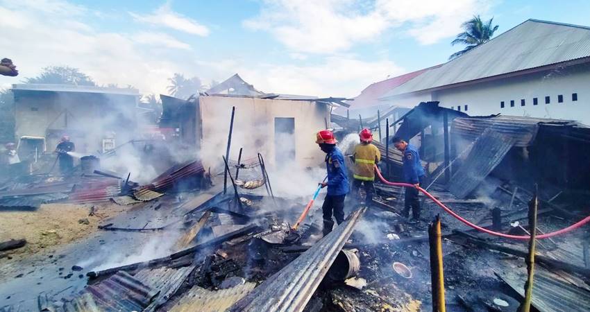 LUDES. Kondisi dua rumah semi permanen di Desa Pilohayanga yang habis dilalap si jago merah dan tersisa arang.