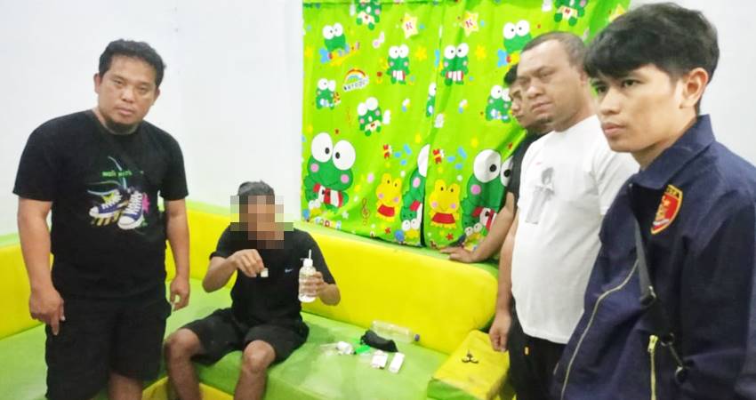 Kasat Narkoba Polres Gorontalo Utara, Iptu M. Ammar Edwin Saputra,S.Tr.K (Kanan), bersama personel Opsnal Satuan Narkoba Polres Gorut, saat mengamankan pelaku penyalahgunaan narkoba di wilayah Kecamatan Monano. (Blur wajah tersangka yang duduk memegang barang bukti)