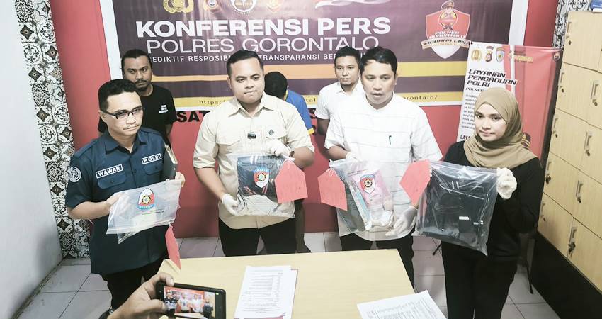 Tersangka pencurian dan barang bukti hasil curiannya saat diamankan di Mapolres Gorontalo, Rabu (12/03/2025).