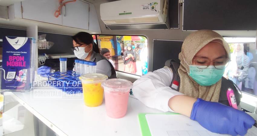 Petugas BPOM Provinsi Gorontalo melakukan uji langsung makan dan minuman takjil di laboratorium mobil keliling di Kalimadu, Jalan Madura, Kelurahan Liluwo, Kecamatan Kota Tengah, Rabu (5/3). (Foto: Natha/Gorontalo Post)