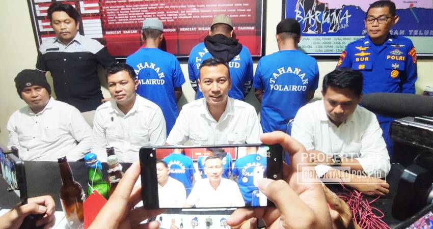 Tiga pelaku bom ikan di Perairan teluk tormini Kabupaten Pohuwato Provinsi Gorontalo, di amankan Ditpolairud Polda Gorontalo. (Foto: Natha/Gorontalo Post).