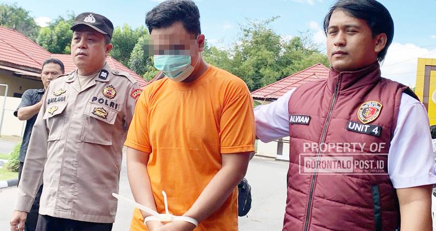 Tersangka RFA saat di bawa petugas ke sel tahan Polres Bone Bolango Rabu (26/3). (Foto: Natha/Gorontalo Post)