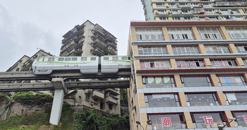 Kereta monorail menembus gedung apartemen di Chongqing, Tiongkok. -Foto: Retna Christa-Harian Disway-