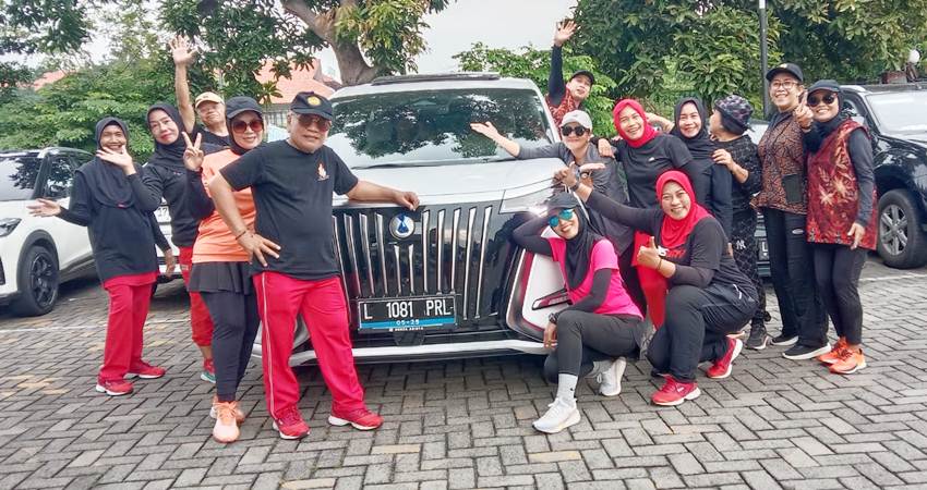 BYD Denza bersama anggota Senam Dahlan Iskan.--