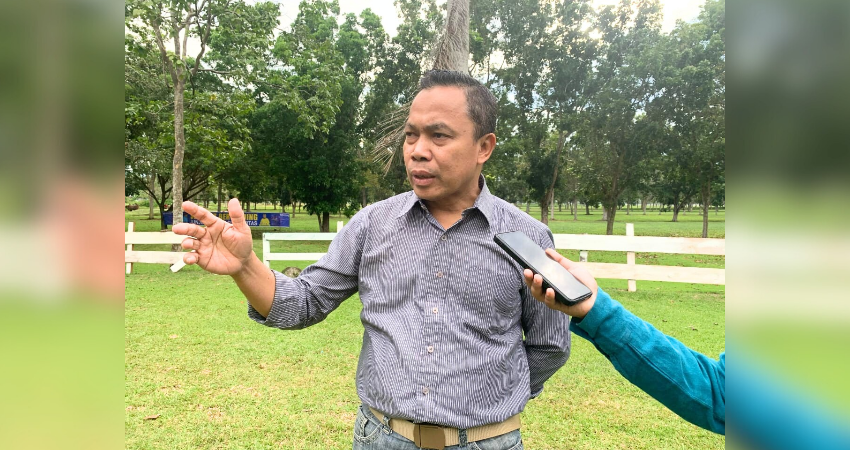 Kepala Dinas Pemuda dan Olahraga Provinsi Gorontalo, Danial Ibrahim selaku koordinator acara festival saat diwawancarai terkait persiapan festival pada Minggu, (6/04/2025). [Foto: Lius Kaaba/mg/Gorontalo Post].