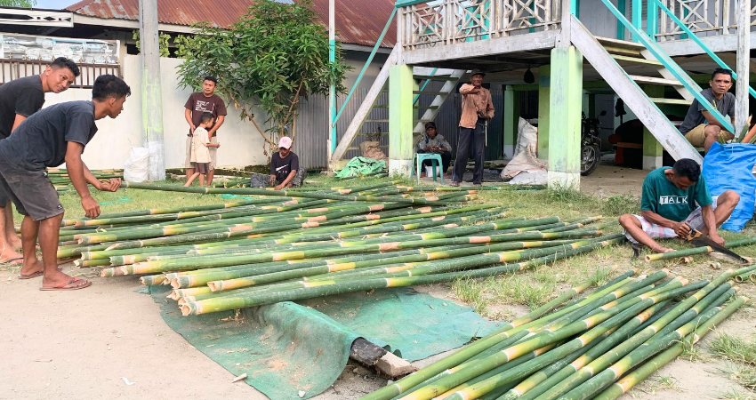 Pedagang bambu di Kecamatan Limboto Barat pada Minggu (6/04/2025). [Foto: Lius Kaaba/Mg/ Gorontalo Post]