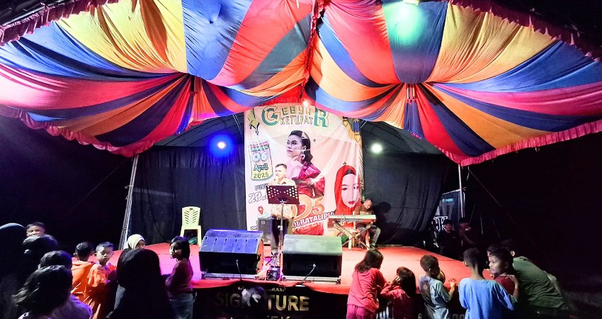 Semarak Lebaran ketupat yang digelar masyarakat Desa Tanah Putih, Kecamatan Dulupi, Boalemo, Ahad (6/4). (Foto : novita /mg/ gorontalo post)