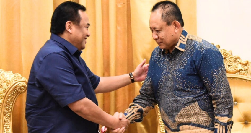 KOLABORASI - Gubernur Gorontalo Gusnar Ismail, menerima silaturahmi anggota DPR RI Rachmat Gobel di rumah jabatan Gubernur, Ahad (6/4). (foto : haris / dok-pemprov)