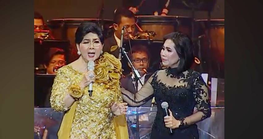 Titiek Puspa berduet dengan anggota DPR Indah Kurnia menyanyikan lagu Kupu-Kupu Malam dalam konser Persembahanku pada 2017 lalu. -Screenshot YouTube -
