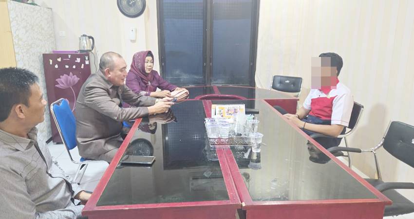 URUSAN PRIBADI - Anggota Fraksi Gerindra DPRD Kabupaten Gorontalo, ZN (kanan) saat menghadap BK DPRD untuk klarifikasi terkait dugaan perselingkuhan yang viral di Medsos baru-baru ini. (foto : istimewa)