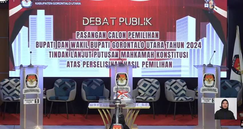 PANGGUNG KOSONG - Debat Publik PSU Pilkada Gorut yang digelar KPU di Kwandang, Sabtu (12/4) tidak dihadiri satu pun pasangan calon (Paslon). (foto : tangkapan layar/youtube)