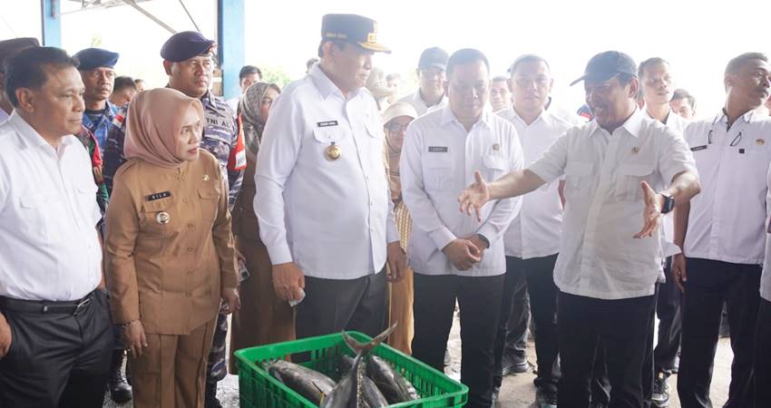 AGROMARITIM : Menteri Kelautan dan Perikanan Sakti Wahyu Trenggono bersama Gubernur Gorontalo Gusnar Ismail meninjau Pelabuhan Perikanan Kwandang, salah satu fasilitas perikanan yang mendukung program Agromaritim, Selasa (29/4). (Foto : dok / pemprov)
