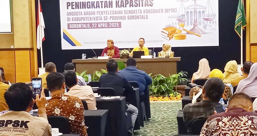 Pelaksanaan kegiatan Peningkatan Kapasitas Anggota BPSK Kabupaten/Kota se-Provinsi Gorontalo yang dihadiri Kadis Kumperindag Provinsi Gorontalo Drs.Risjon Sunge, Kabid Perdagangan Iwan Ahmad Sondakh serta unsur terkait. Selasa,(22/4) di Hotel Grand Q, Kota Gorontalo. (Foto : Lidya GorontaloPost)
