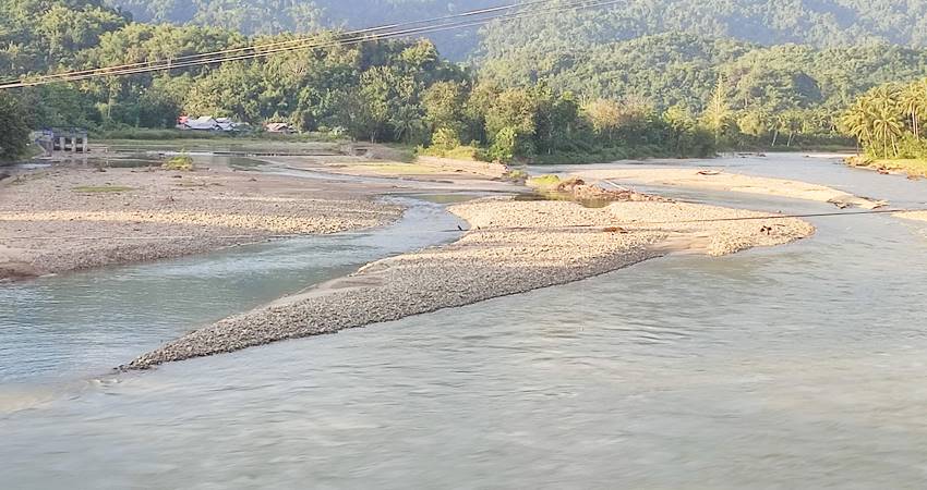 Akibat banjir bandang, aliran Sungai Bone terbagi dua jalur aliran air, di Desa Molintogupo, Kecamatan Suwawa Selatan, Bone Bolango. (F. Natha/ Gorontalo post)