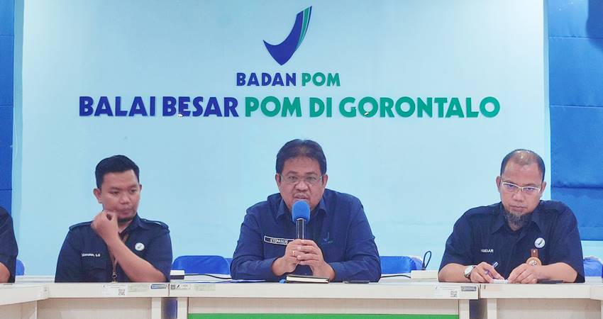 Kepala BPOM Stepanus Simon Sesa saat memberikan keterangan pada konferensi pers terkait pruduk makanan yang mengandung babi di Gorontalo, Senin (24/4). (F. Natha/ Gorontalo Post)