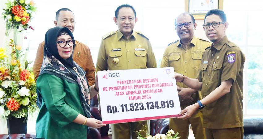 BALIK MODAL : Gubernur Gorontalo Gusnar Ismail (tengah) menyaksikan penyerahan deviden BSG dari Deputi Branch Manager BSG cabang Gorontalo Yuningsih kepada Kepala Badan Keuangan Provinsi Gorontalo di Ruang Kerja Gubernur, Senin (21/4). (Foto : Fikri/Diskominfotik)