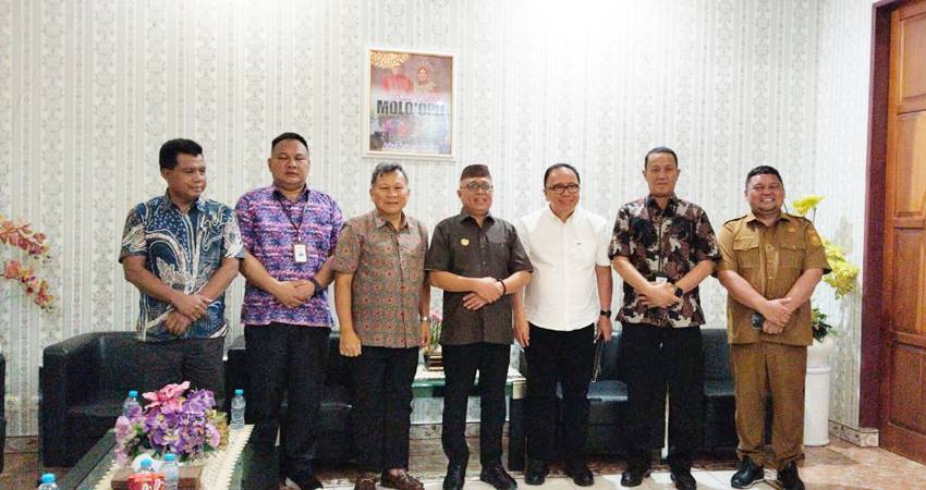 TAMBAH KURSI - Para pimpinan BSG diterima Bupati Gorontalo Sofyan Puhi di kantor bupati, Selasa (15/4). (foto : istimewa)