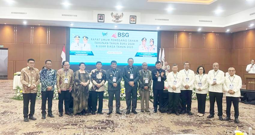BSG BOS BARU - Gubernur Gorontalo Gusnar Ismail dan Gubernur Sulut Yulius Selvanus Komaling dan jajaran pesaham BSG lainya, foto bersama usai RUPS LB di Manado, Rabu (9/4). (foto : istimewa)