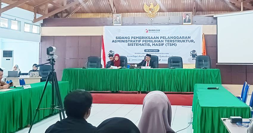 Sidang pemeriksaan gugatan atas hasil PSU Gorut di Bawaslu Provinsi Gorontalo, kemarin (29/4). (foto Lius kaaba/mg/Gorontalo Post )