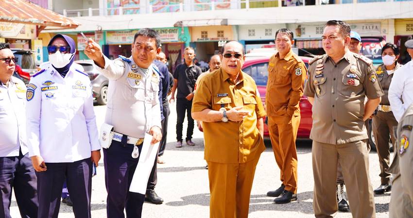 Wali Kota Gorontalo, Adhan Dambea ketika meninjau kondisi Terminal Sentral, Senin (21/4/2025). (Foto: Prokopim)