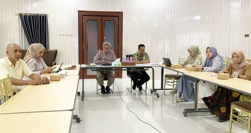 Plt. Asisten Ekonomi dan Pembangunan Setda Provinsi Gorontalo, Jamal Nganro saat mengikuti rapat virtual bersama perusahaan teknologi Easysoft dan PT. Morris Kapita, Jumat (11/4). (Foto : Mila/diskominfotik)