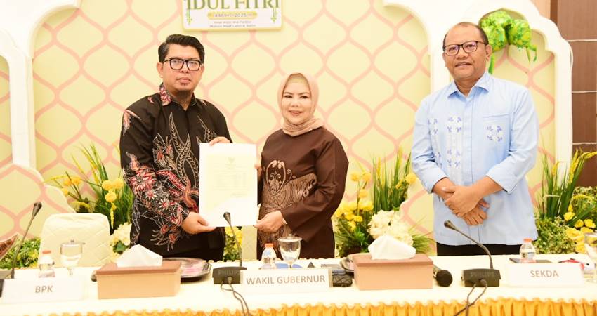 Penyerahan surat tugas oleh Kepala Perwakilan BPK yang diwakili Kepala Bidang Pemeriksaan, Radhityo Fitrien H.R Wardhana, kepada Wagub Gorontalo Idah Syahidah RH, sebagai tanda dimulainya pemeriksaan LKPD tahun 2024, Kamis, (9/4). (Foto – Nova /Diskominfotik)