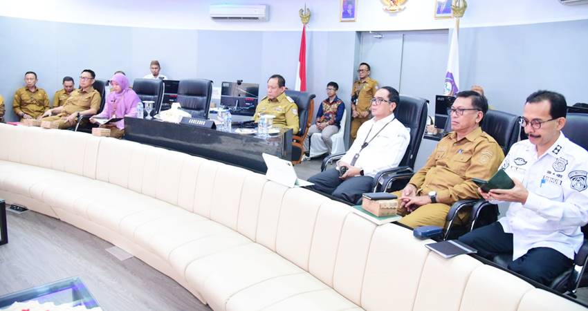 Gubernur Gorontalo Gusnar Ismail saat mengikuti Rapat Koordinasi Sekolah Rakyat yang diinisiasi oleh Menteri Dalam Negeri melalui sambungan Zoom Meet, Senin (21/4). (Foto : Ryan/diskominfotik)