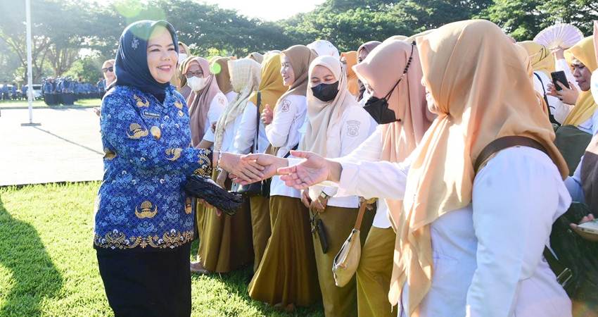BERI MOTIVASI - Wakil Gubernur Gorontalo Idah Syahidah Rusli Habibie menyapa pegawai tenaga PTT di lingkungan Pemerintah Provinsi Gorontalo, pada apel Korpri dan Halalbihalal, Senin (14/4). (Foto – Nova / Diskominfotik)