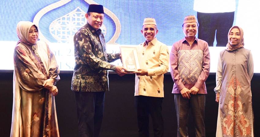 Gubernur Gorontalo Gusnar Ismail saat menyerahkan cenderamata kepada Gubernur Sulteng Anwar Hafid pada Halalbihalal KKIG Sulteng di Ballroom Hotel Santika, Kota Palu, Jumat (25/4) malam. (Foto : Mila /diskominfotik)