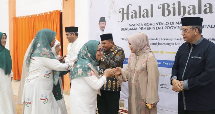Wakil Gubernur Gorontalo Idah Syahidah Rusli Habibie bersalam-salaman dengan masyarakat Gorontalo yang ada di Makassar, pada pelaksanaan Halalbihalal, Jumat (18/4), bertempat di Asrama Putra, Jalan Sungai Cerekang, Kota Makassar. (foto : badan penghubung)
