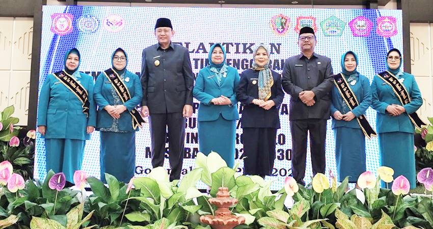 Foto bersama Gubernur Gorontalo Gusnar Ismail, Ketua TP PKK Nani Ismail Mokodongan, Wakil Gubernur Idah Syahidah Rusli Habibie, dan Ketua TP PKK kabupaten yang baru dilantik, berlangsung di aula rumah dinas gubernur, Selasa (8/4) . (Foto : Rian / diskominfotik)
