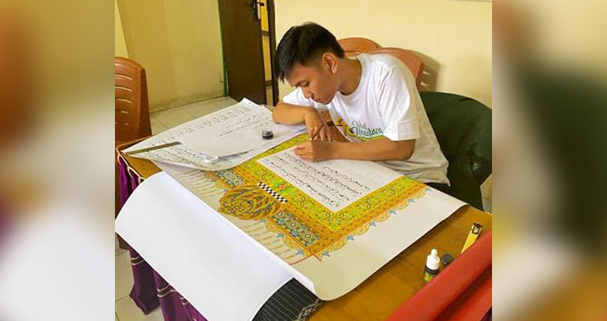 Mohamad Danuarta Ibrahim saat membuat kaligrafi, (F. Istimewa)