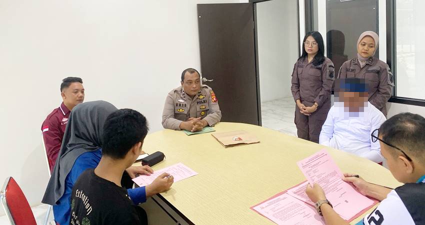 Kanit PPA Satuan Reskrim Polres Gorontalo Utara, Aipda Eris Novianto,S.H,M.H beserta anggota, saat menyerahkan tersangka IM beserta barang bukti kepada pihak Kejaksaan Negeri Gorontalo Utara.