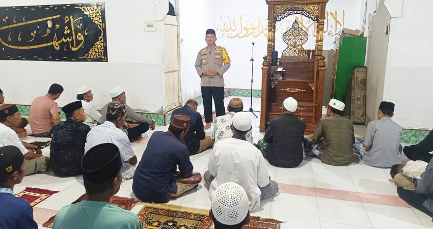 Kapolres Pohuwato, AKBP H. Busroni,S.I.K,M.H memberikan penyampaian kepada masyarakat Torosiaje Laut, Kecamatan Popayato, agar dapat bersama-sama menjaga Kamtibmas. (Foto : Zulkifli Tampolo/ Gorontalo Post)