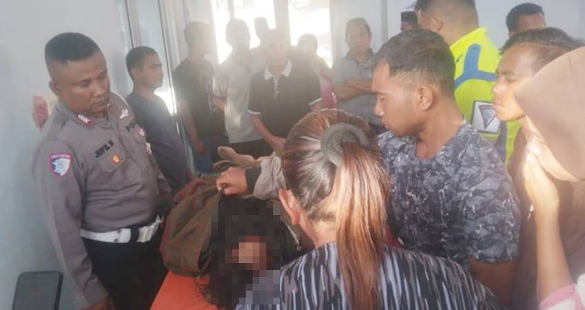 Personel Satuan Lalu Lintas Polres Pohuwato beserta masyarakat, melakukan evakuasi terhadap jenazah korban kecelakaan tunggal.