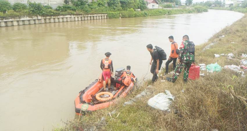 Tim SAR usai melakukan pencarian korban di muara laut. (Foto : Lius Kaaba/ Magang GP)