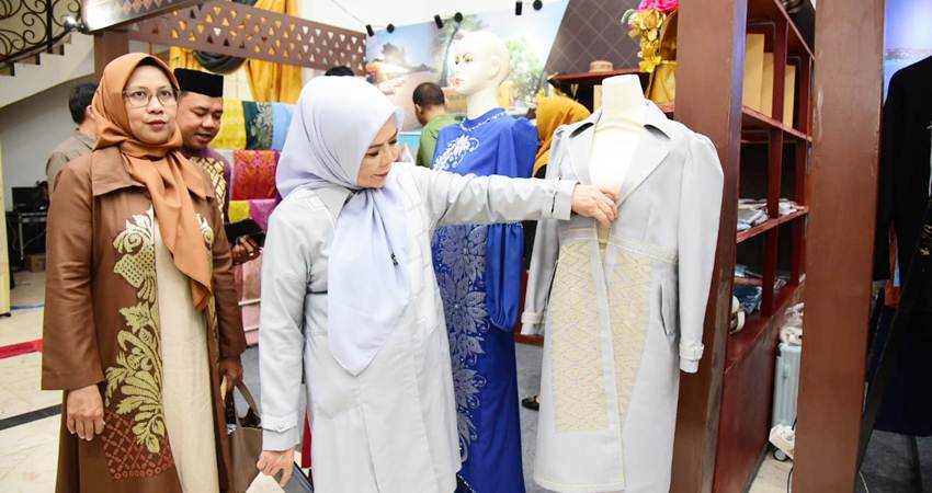 Wakil Gubernur Gorontalo Idah Syahidah Rusli Habibie melihat salah satu produk UMKM berupa kain khas Karawo saat meninjau stand Gebyar UMKM di Belle Li Mbui, Sabtu (26/4). (foto : nova / diskominfotik)